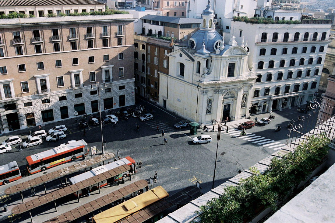 Piazza San Silvestro, qualche anno fa, non era isola pedonale