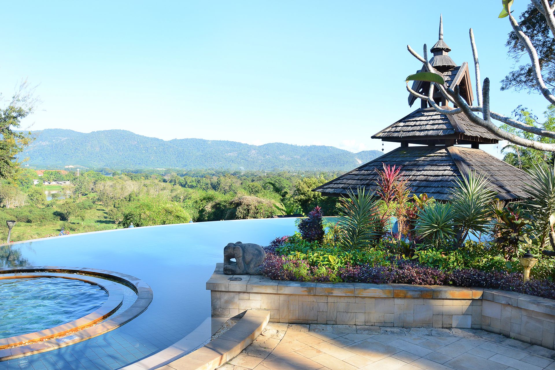 Piscina a sfioro in Thailandia