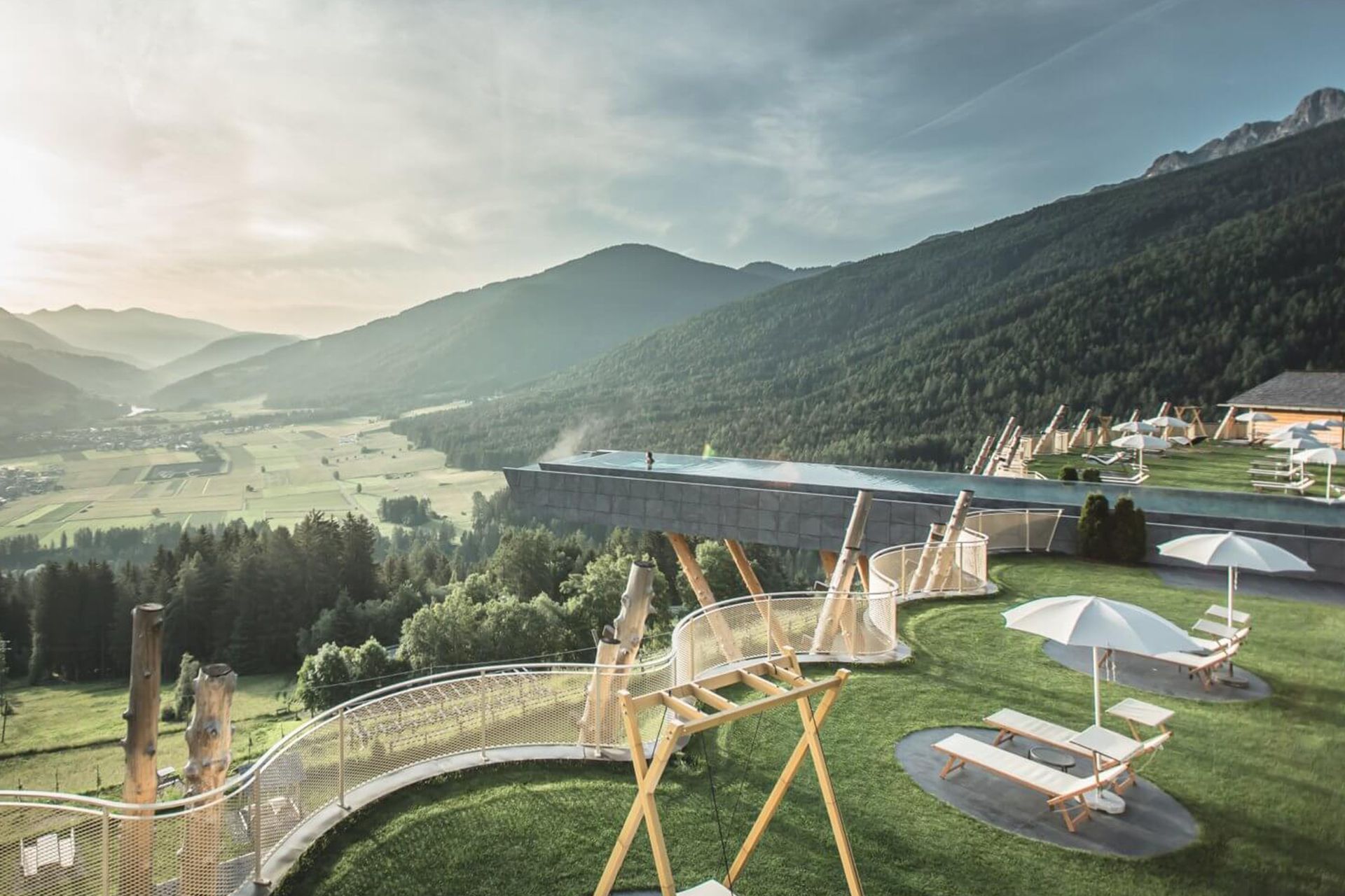 In piscina con vista sulle Dolomiti